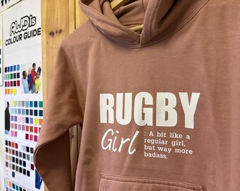 Sudadera con capucha y el lema de Rugby Girl: "Como una chica normal, pero mucho más ruda".