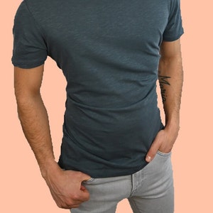 Camiseta azul de ajuste estándar para hombre 100% algodón de comercio justo, orgánica, sostenible y respetuosa con el medio ambiente - Camiseta simple boho minimalista slim fit