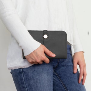 Conjunto multifuncional de monedero en un monedero. Porta teléfono, porta pasaporte, porta teléfono, monedero, billetera para dama. Gris oscuro