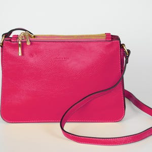 Eine klassische Crossbody / Schultertasche für Damen, Taschen mit Reißverschluss, Kunstleder, Rose