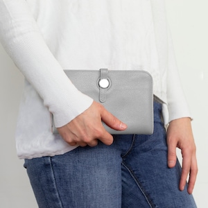 Conjunto multifuncional de monedero dentro de un monedero. Porta teléfono, porta pasaporte, porta teléfono, monedero, billetera para dama. Gris claro