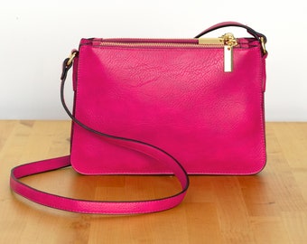 Un bolso cruzado/de hombro clásico y personalizado para mujer, bolsillos con cremallera, piel sintética, rosa