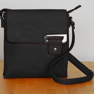 Asymmetrische Crossbody / Schultertasche für Frauen, Kunstleder, Schwarz