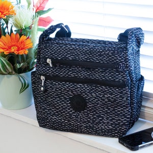 Crossbody Bag For Woman, Nylon Shoulder Bag Lightweight Handbag Multi-pocket Casual Day Bag, Black with Lines