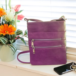 Mittelgroße Crossbody/Schultertasche für Frauen Kunstleder Lila