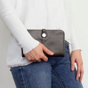 Multifunktionales Taschenset in einer Geldbörse. Handyhalter, Reisepasshülle, Handyhalter, Geldbörse, Damen Geldbörse. Silbergrau