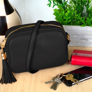 Crossbody Bag/Kameratasche Schultertasche für Damen Kunstleder Schwarz mit Quaste