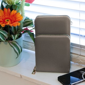 Monedero de cuero vegano para mujer con soporte para teléfono con 2 compartimentos gris plateado