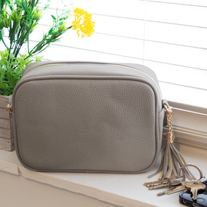 Crossbody Bag/Kameratasche Schultertasche für Damen Kunstleder Khaki mit Quaste