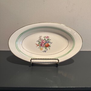 Antike kleine Servierschüssel mit Frühlingsblumenmuster in der Mitte Carson Pirie Scott auf der Unterseite markiert