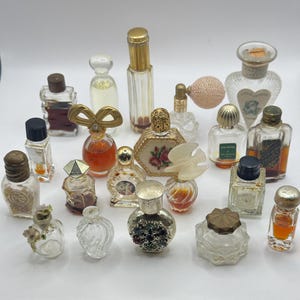 Uma exibição de 20 mini frascos de perfume vintage