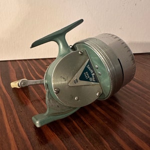 VINTAGE COMPAC SIERRA IV SPINNING FISHING REEL. LOOK!