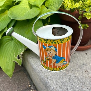 1950&#39;s Vintage child&#39;s watering can Mfg. by Ohio Art co.