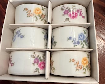 Zestaw 6 zabytkowych porcelanowych obrączek na serwetki z motywem kwiatowym