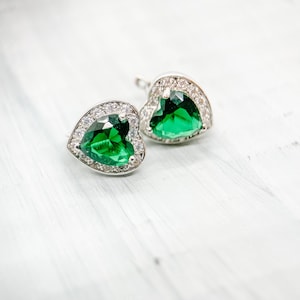 Emerald Heart-oorbellen met vergrendeling, geboortesteen mei, sterlingzilver, laboratorium gemaakte smaragd, hartvormige sieraden, cadeau voor haar, cadeau voor vrouw