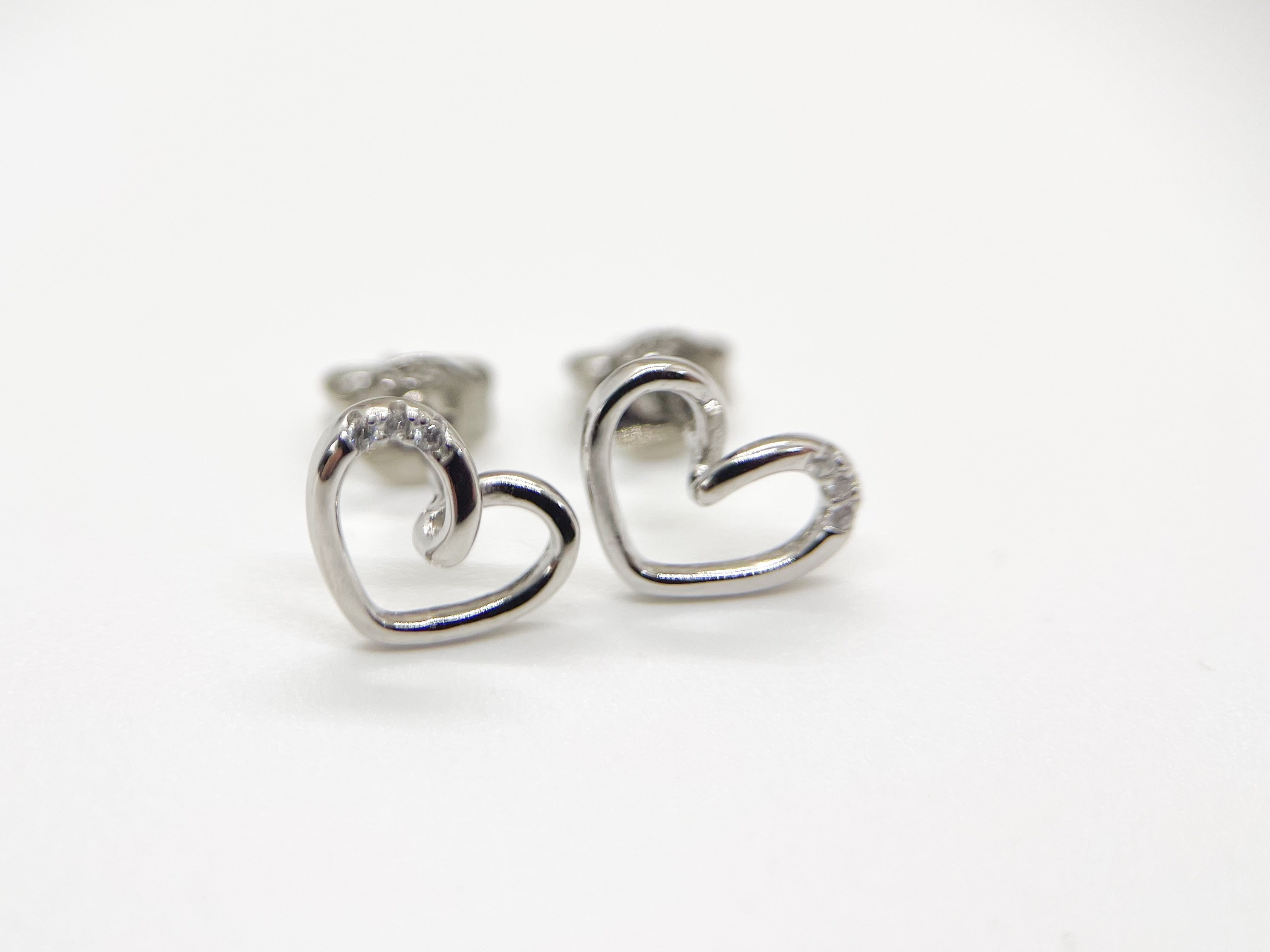 アクセサリー HUMAN MADE Heart Silver Earrings \"Silver Human Made - Season 25 Silver Accessories Release – HUMAN
