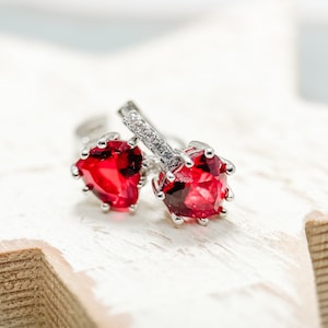 Sprankelend robijnrood kristallen hart oorbellen, sterlingzilver, hartvormige accessoires, sieraden voor haar, cadeau voor vrouw, geboortesteen juli,