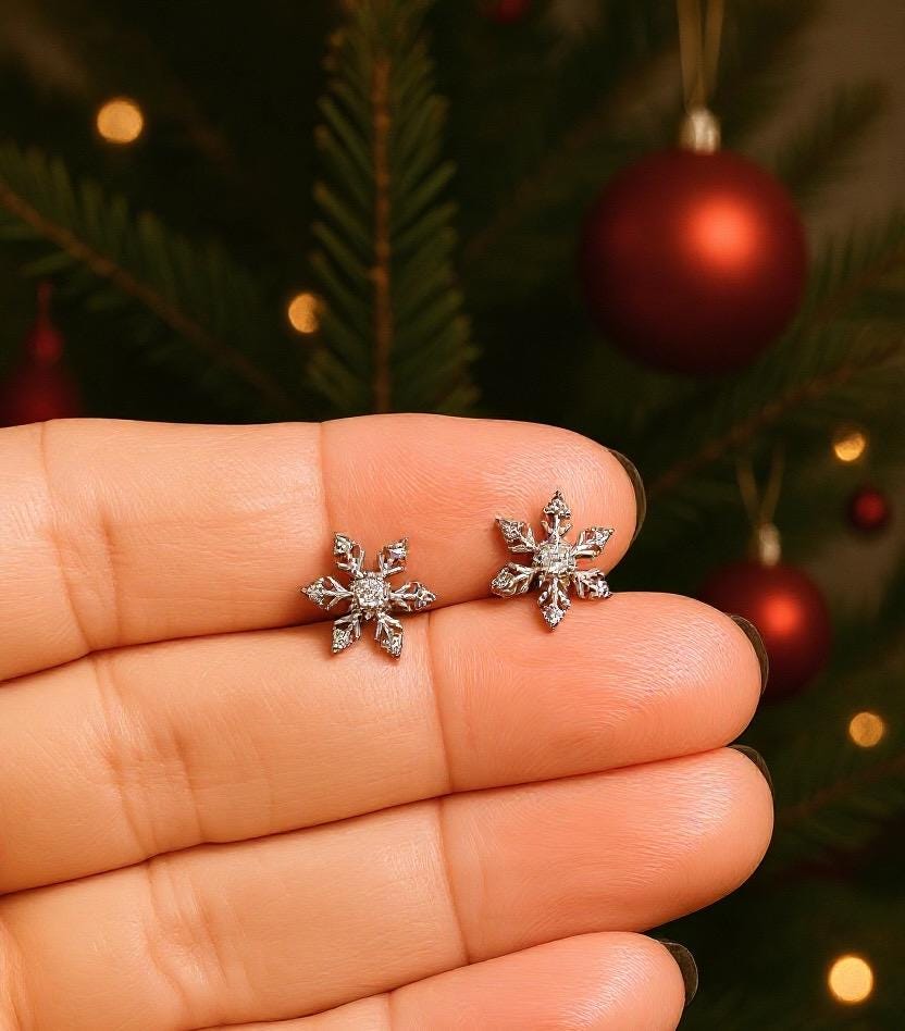 Orecchini a forma di fiocco di neve in argento, gioielli natalizi, orecchini per le feste, orecchini a bottone a forma di fiocco di neve, fiocco di neve scintillante, regalo di Natale per