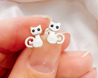 Kattenoorbellen, sterlingzilveren kittenstekers, katachtige sieraden, cadeau voor kattenmens, CZ zwarte edelsteensieraden, handgemaakte sieraden, cadeau voor haar,