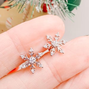 Orecchini a fiocco di neve con perle bianche Swarovski - Orecchini pendenti in oro, argento e oro rosa - Gioielli per le vacanze invernali da donna - Italia