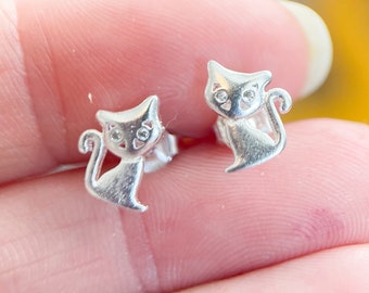 Kattenoorbellen, sterlingzilveren kittenstekers, kattensieraden, cadeau voor kattenmens, CZ-edelsteensieraden, handgemaakte sieraden, cadeau voor haar,