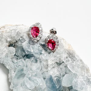 Örhängen med rubinkristall, fasetterade päronformade örhängen, sterlingsilver, kubisk zirkonia, glittrande rosa örhängen, juli födelsesten, ge henne en present