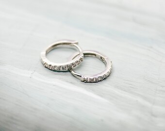 Orecchini a cerchio Huggie in argento sterling: zirconi cubici, pietra portafortuna di aprile - Italia