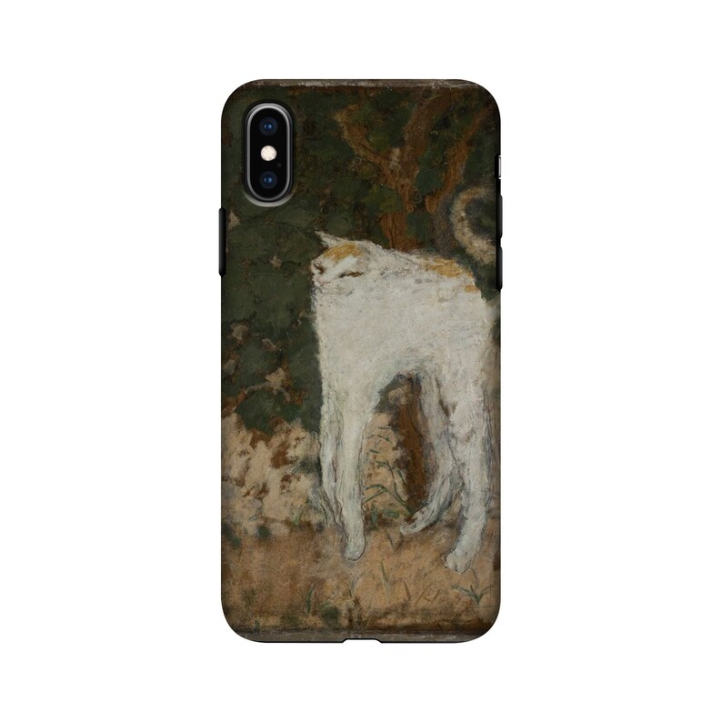 Puede incluir: Funda de tel&eacute;fono con una pintura de un gato blanco con marcas amarillas, sobre un fondo de follaje verde y tierra marr&oacute;n. La obra de arte tiene un estilo vintage y pict&oacute;rico, con pinceladas visibles y una paleta de colores apagados.