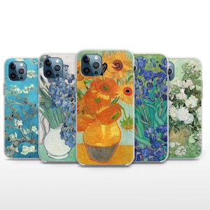 Può includere: Cinque diverse custodie per telefono con famosi dipinti di Vincent van Gogh. Le custodie presentano un dipinto di girasoli, un dipinto di iris, un dipinto di mandorli in fiore, un dipinto di iris in un vaso e un dipinto di rose.