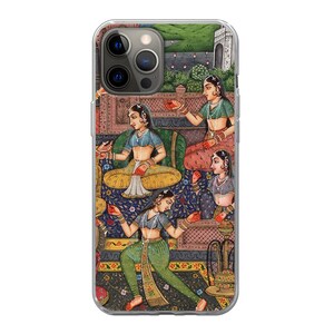 Pode incluir: Capa de telefone transparente com uma pintura detalhada de mulheres em trajes tradicionais indianos. A obra de arte retrata figuras em v&aacute;rias poses, com cores vibrantes e padr&otilde;es intrincados. A capa oferece prote&ccedil;&atilde;o enquanto exibe o design art&iacute;stico.