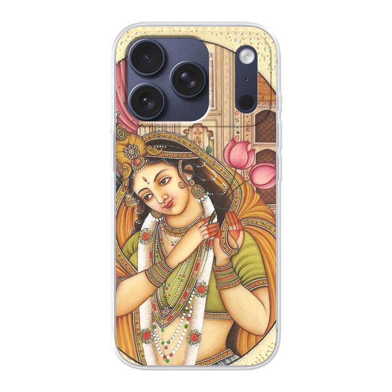 Pode incluir: Capa de telefone transparente com uma ilustra&ccedil;&atilde;o detalhada de uma mulher em trajes tradicionais indianos. A obra de arte mostra uma mulher adornada com joias, segurando uma flor de l&oacute;tus. A paleta de cores inclui tons de ouro, verde e rosa, com detalhes intrincados.