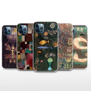 Puede incluir: Cinco fundas de teléfono diferentes con diseños de arte abstracto. Las fundas son todas transparentes y muestran el objetivo de la cámara del teléfono. Los diseños son coloridos y presentan formas geométricas, animales y plantas.