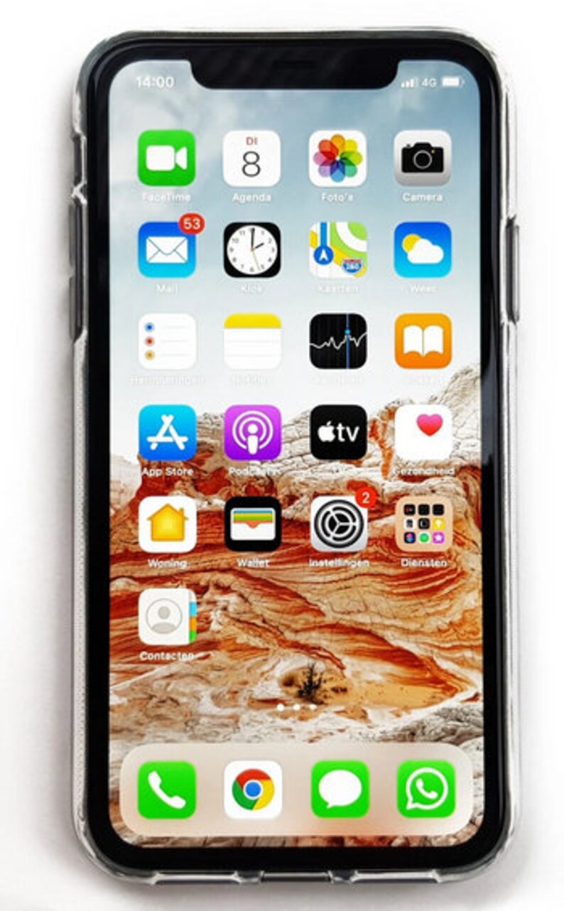 Pode incluir: Um smartphone com uma capa transparente exibe uma tela inicial com v&aacute;rios &iacute;cones de aplicativos. O fundo &eacute; uma paisagem texturizada. A hora &eacute; 14:00 e o telefone mostra um sinal 4G.