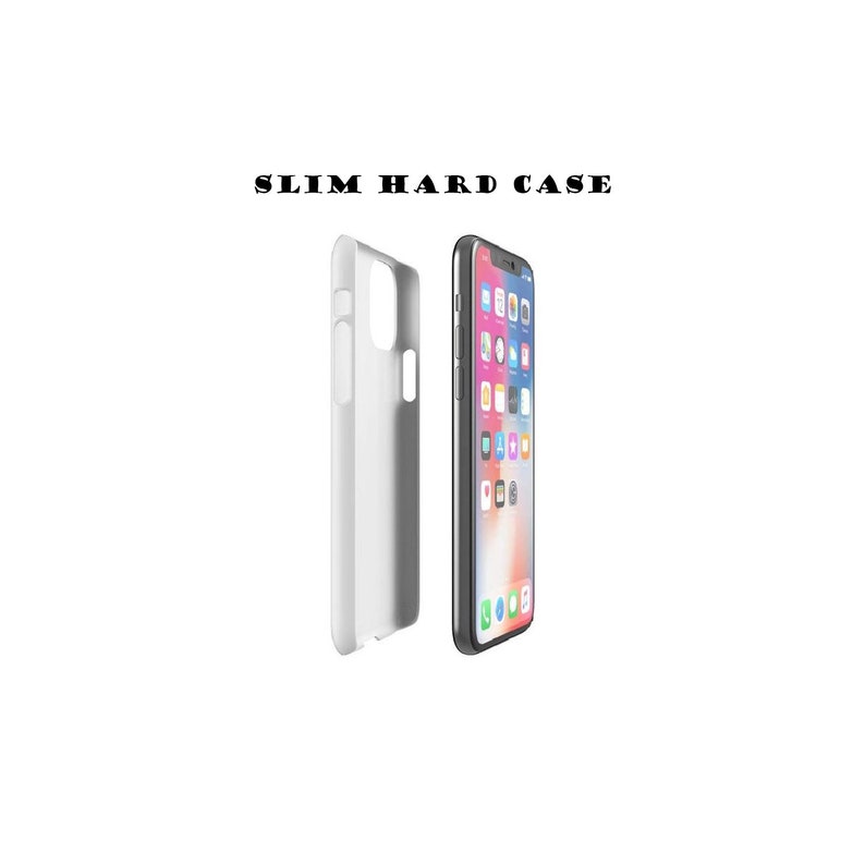 Puede incluir: Una funda r&iacute;gida delgada blanca para un tel&eacute;fono inteligente, que se muestra junto a un tel&eacute;fono inteligente con un marco negro y una pantalla que muestra iconos de aplicaciones. El texto "SLIM HARD CASE" est&aacute; arriba.
