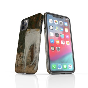 Puede incluir: Dos fundas para iPhone con una pintura de una figura blanca sobre un fondo marr&oacute;n y verde. El tel&eacute;fono de la derecha muestra la pantalla de inicio con iconos de aplicaciones. Las fundas tienen un borde gris oscuro.