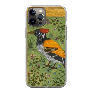 Pode incluir: Capa de telefone transparente com uma ilustra&ccedil;&atilde;o de p&aacute;ssaro colorida. A obra de arte mostra um p&aacute;ssaro com plumagem laranja, preta e branca, em um fundo verde com detalhes florais. A capa tem uma borda dourada.