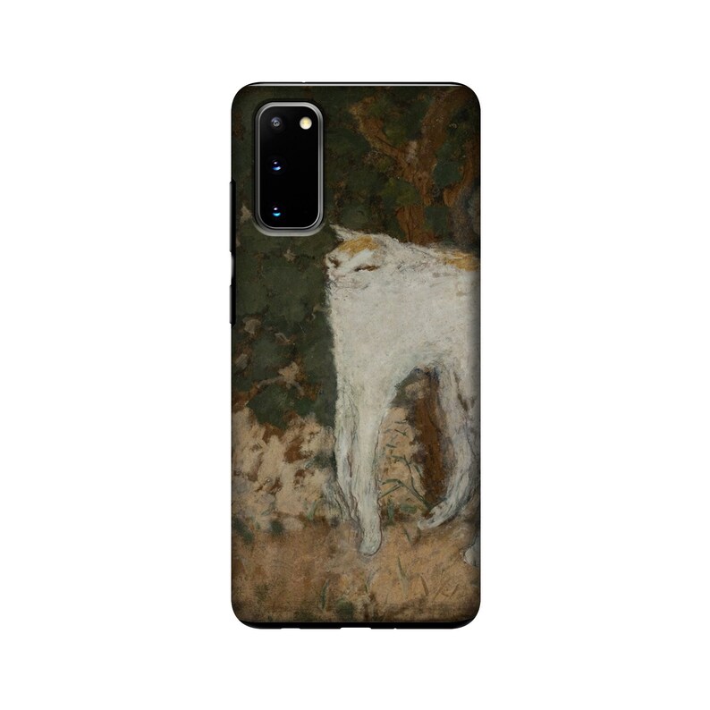 Puede incluir: Funda de tel&eacute;fono con una pintura de un gato blanco con detalles amarillos frente a un fondo verde oscuro y marr&oacute;n. La obra de arte tiene un estilo texturizado y pict&oacute;rico, con pinceladas visibles y una est&eacute;tica vintage.