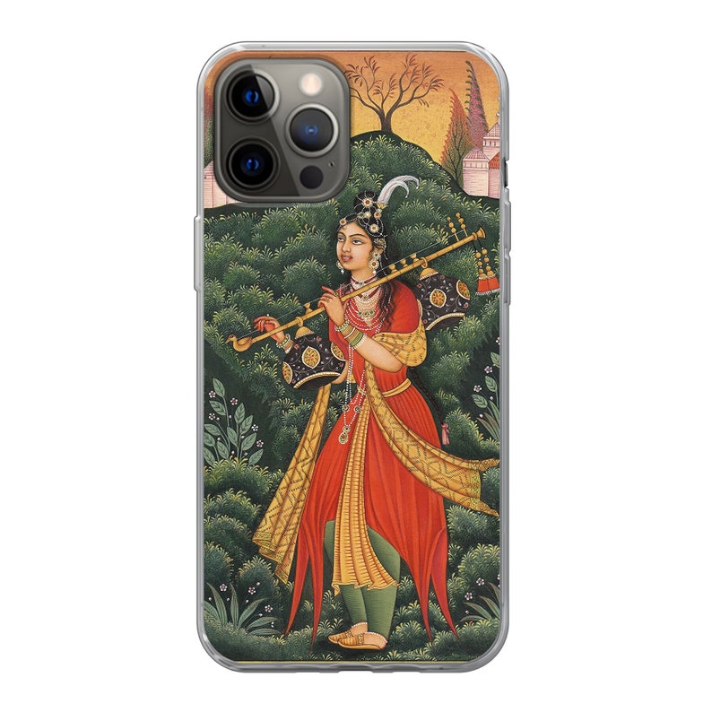 Pode incluir: Capa de telefone transparente com uma ilustra&ccedil;&atilde;o vibrante de uma mulher tocando um instrumento musical. A obra de arte retrata uma figura em um vestido vermelho e dourado, em um cen&aacute;rio de vegeta&ccedil;&atilde;o exuberante e um c&eacute;u de tons quentes. A capa oferece prote&ccedil;&atilde;o e mostra design art&iacute;stico.