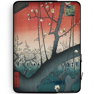 Peut inclure: Une estampe japonaise vintage sur bois représentant un prunier en fleurs avec des fleurs blanches sur un fond de ciel rouge et rose. Les branches de l'arbre s'étendent sur toute l'image, avec un groupe de personnes visible au loin. L'estampe est encadrée d'une bordure noire.