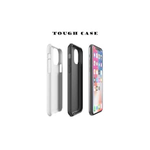 Puede incluir: Un tel&eacute;fono inteligente con una pantalla que muestra iconos de aplicaciones, junto a una funda de tel&eacute;fono en blanco y negro. El texto "TOUGH CASE" est&aacute; encima del tel&eacute;fono y las fundas. La funda est&aacute; dise&ntilde;ada para proteger el tel&eacute;fono.