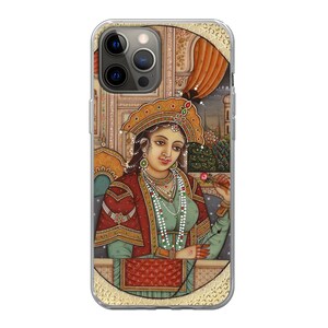 Pode incluir: Capa de telefone transparente com uma pintura detalhada de uma mulher em trajes tradicionais. A obra de arte mostra uma mulher segurando uma flor, adornada com joias e uma coroa. A capa tem uma borda dourada e uma parte traseira transparente.