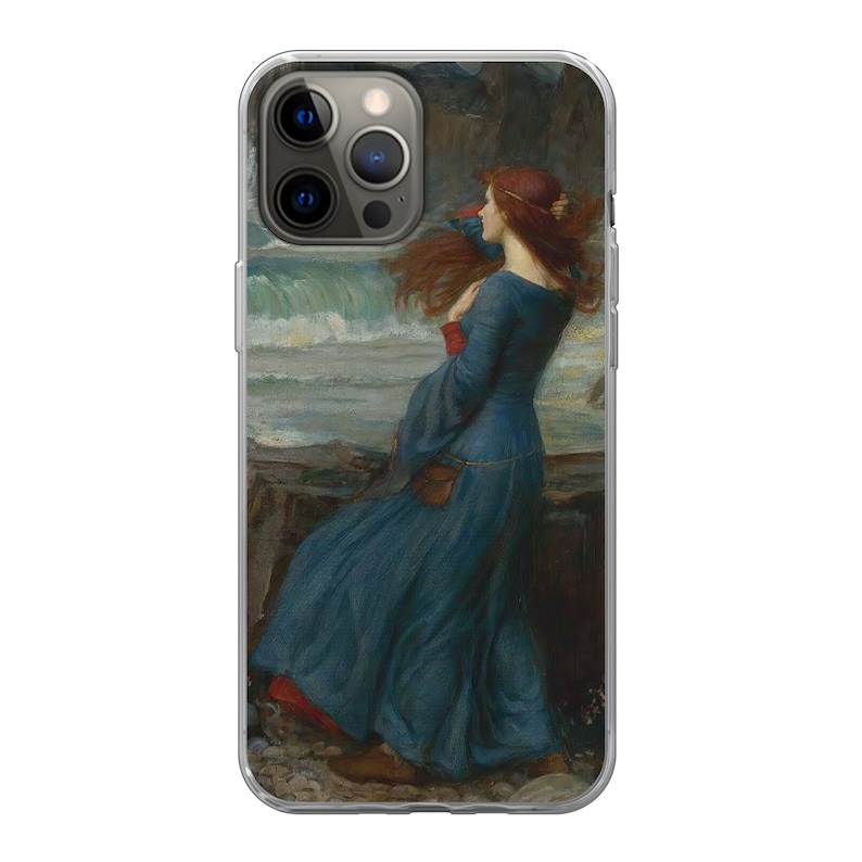 Puede incluir: Una pintura de una mujer con un vestido azul de pie en una costa rocosa con un mar tormentoso en el fondo.