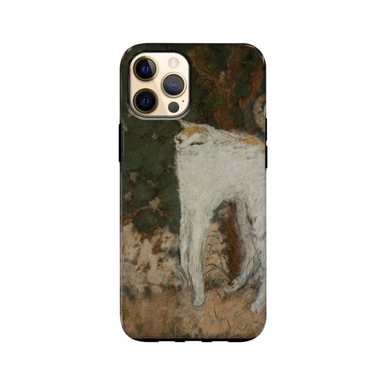 Puede incluir: Una funda de tel&eacute;fono con una pintura de un animal blanco sobre un fondo de tonos verdes y marrones. La funda tiene un borde negro y un recorte para la c&aacute;mara. La obra de arte tiene un aspecto texturizado y con pinceladas.