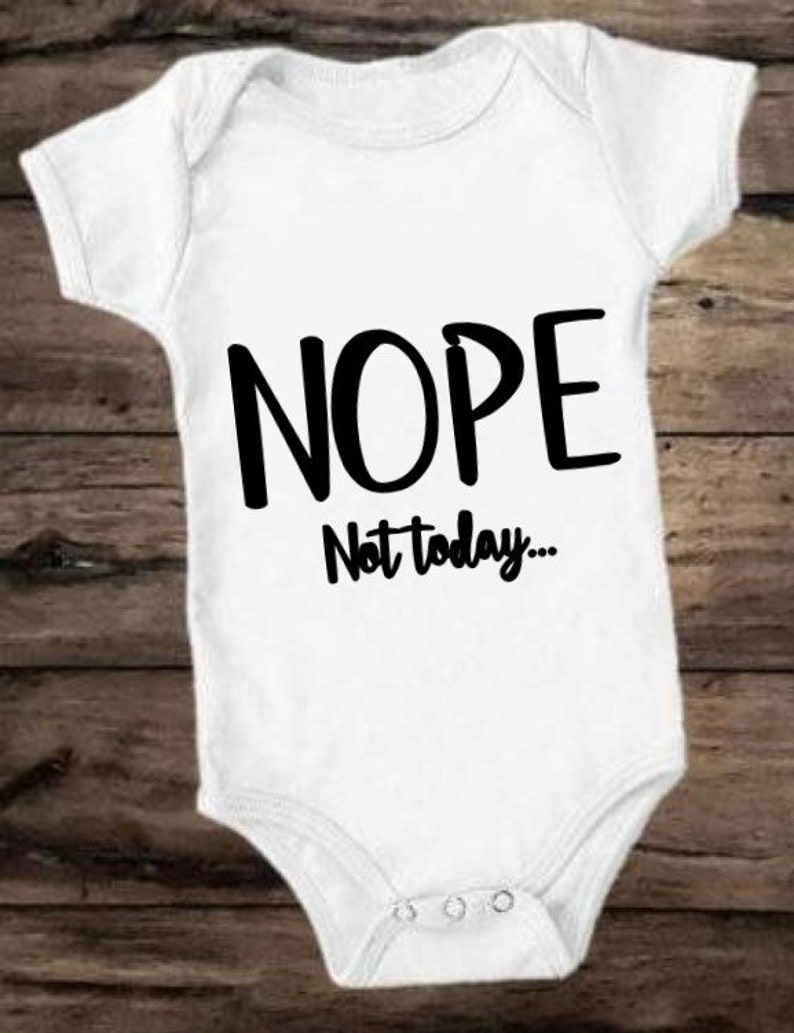 K&ouml;nnte beinhalten: Wei&szlig;er Baby-Strampler mit schwarzem Text, der "NOPE Not today..." lautet.