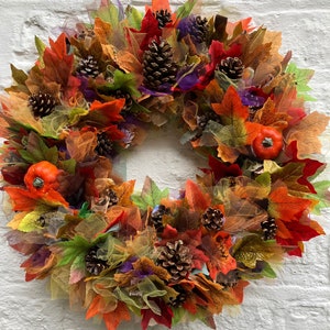 Wunderschöner Herbstkranz/-ring/Wand-/Türbehang mit Blättern und Tannenzapfen