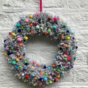 Magnifique couronne de laine grise durable/anneau/mur/porte suspendue avec des pompons en feutre taille 14&quot;