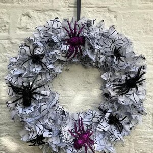 Fantastische zwart-witte Halloween-spinnenkrans, ring, muur, deurhanger met glitters, spookachtige spinnen maat 16"