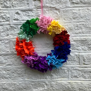 ゴージャスで持続可能なフェルトのレインボーリース、壁掛け、ドア掛け、サイズ 14 インチ