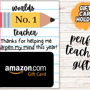 Op de afbeelding: Een printbare cadeaukaart houder met een geel potlood en de tekst "worlds No. 1 teacher thanks for helping me sharpen my mind this year!" en een Amazon.com cadeaukaart. De tekst "GIFT CARD HOLDER" staat in een gele cirkel en de tekst "perfect teacher gift!" staat in zwarte cursieve letters.