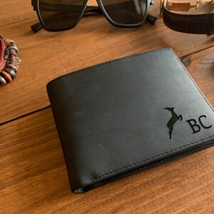 Regalo personalizado, regalo del día del padre, billetera de cuero grabada para hombre, billetera plegable con tecnología RFID y bolsillo transparente para identificación.